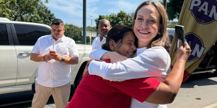 María Corina Machado visita La Guaira por primera vez tras los terremotos y su regreso a Venezuela