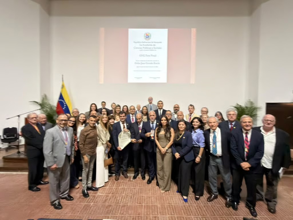 Foro Penal recibe la Orden «Juan Germán Roscio» y plantea participar en la reconstrucción de la justicia