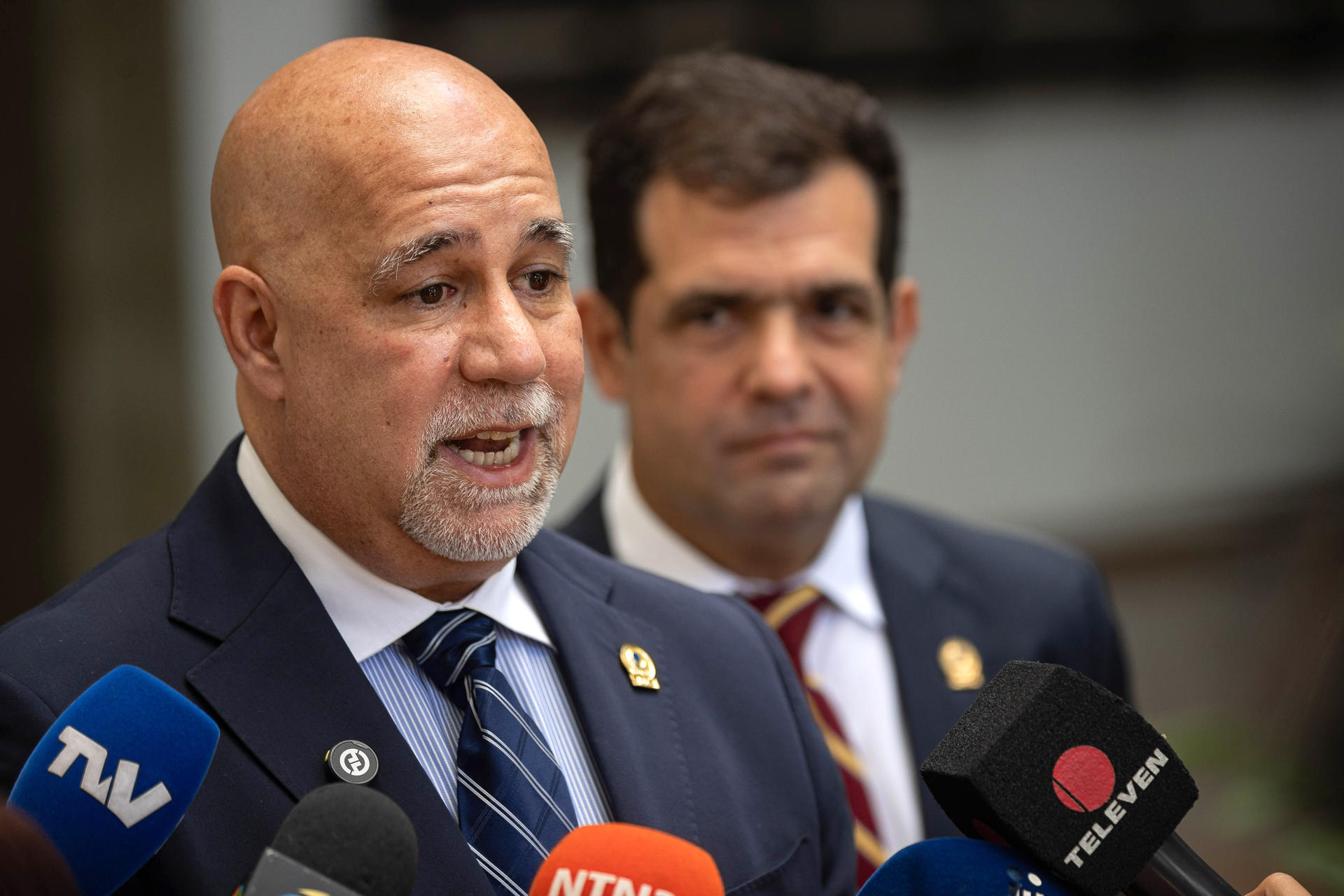 Foro Penal dice que renovación del TSJ debe incluir cambios de estructura y desmantelamiento del “aparato represivo” — AME7794. CARACAS (VENEZUELA), 20/10/2026.- El director vicepresidente de Foro Penal, Gonzalo Himiob, habla en una rueda de prensa este martes, en Caracas (Venezuela). «De nada sirve tener unos jueces impolutos, perfectos, honestos, capaces en el Tribunal Supremo de Justicia si de allí hacia abajo seguimos manteniendo el aparato represivo en las manos y sobre de los hombros de las mismas personas», subrayó Himiob. EFE/ Ronald Peña R