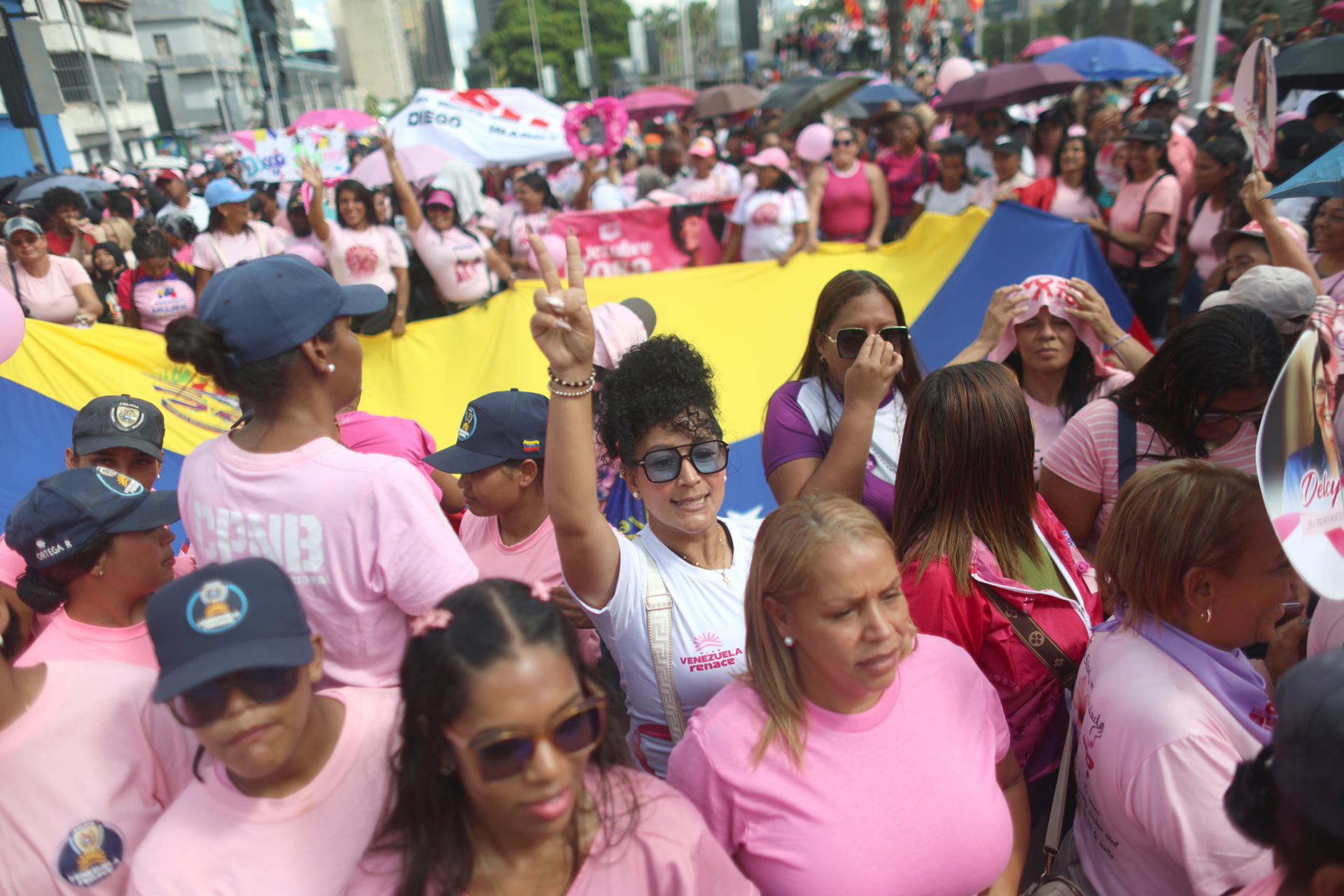 Chavismo se moviliza en Caracas con la denominada «Marcha de las Mujeres y por el Mes Rosa» — AME8745. CARACAS (VENEZUELA), 22/10/2026.- Chavistas marchan para homenajear a la mujer y en apoyo a la prevención del cáncer de mamá, en una jornada marcada también por la convocatoria opositora a protestar por la celebración de elecciones presidenciales tras la captura de Nicolás Maduro en enero pasado, este jueves en Caracas (Venezuela). EFE/ Ronald Peña R