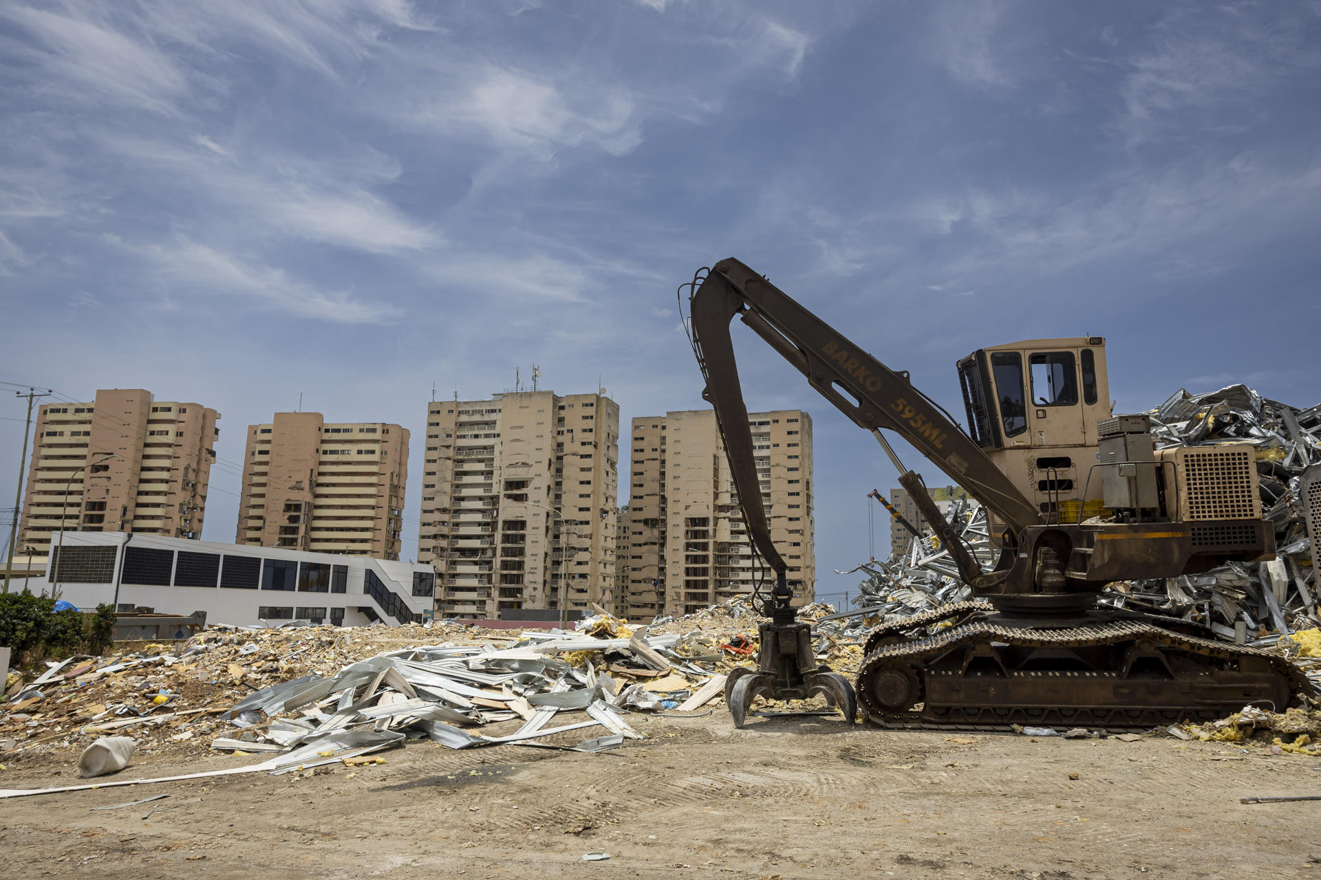 Avanzan labores de remoción de escombros en La Guaira a cuatro meses del doble terremoto