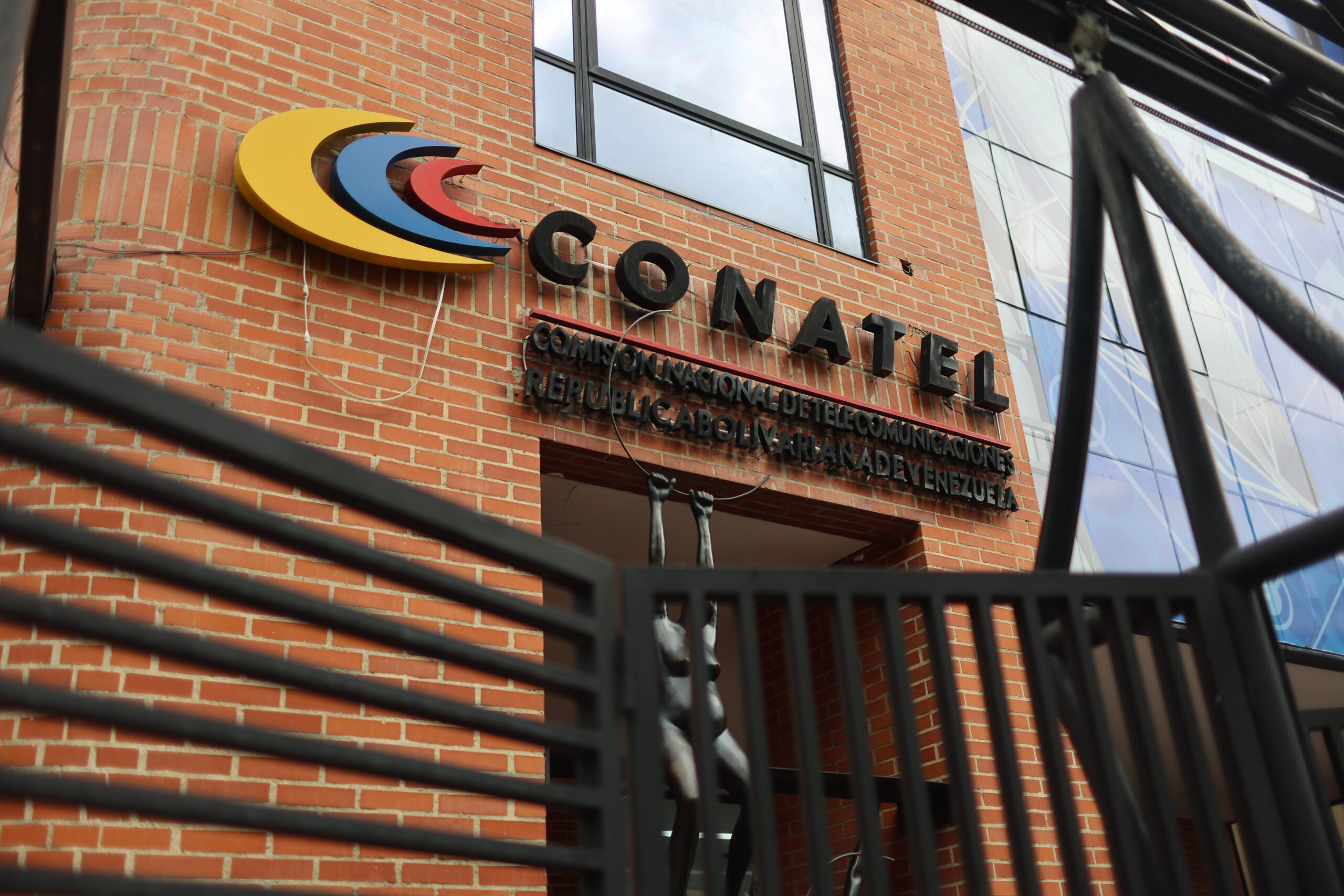 Gobierno confirma desbloqueo los portales de La Patilla y El Nacional tras mesas de diálogo con la AN-2015