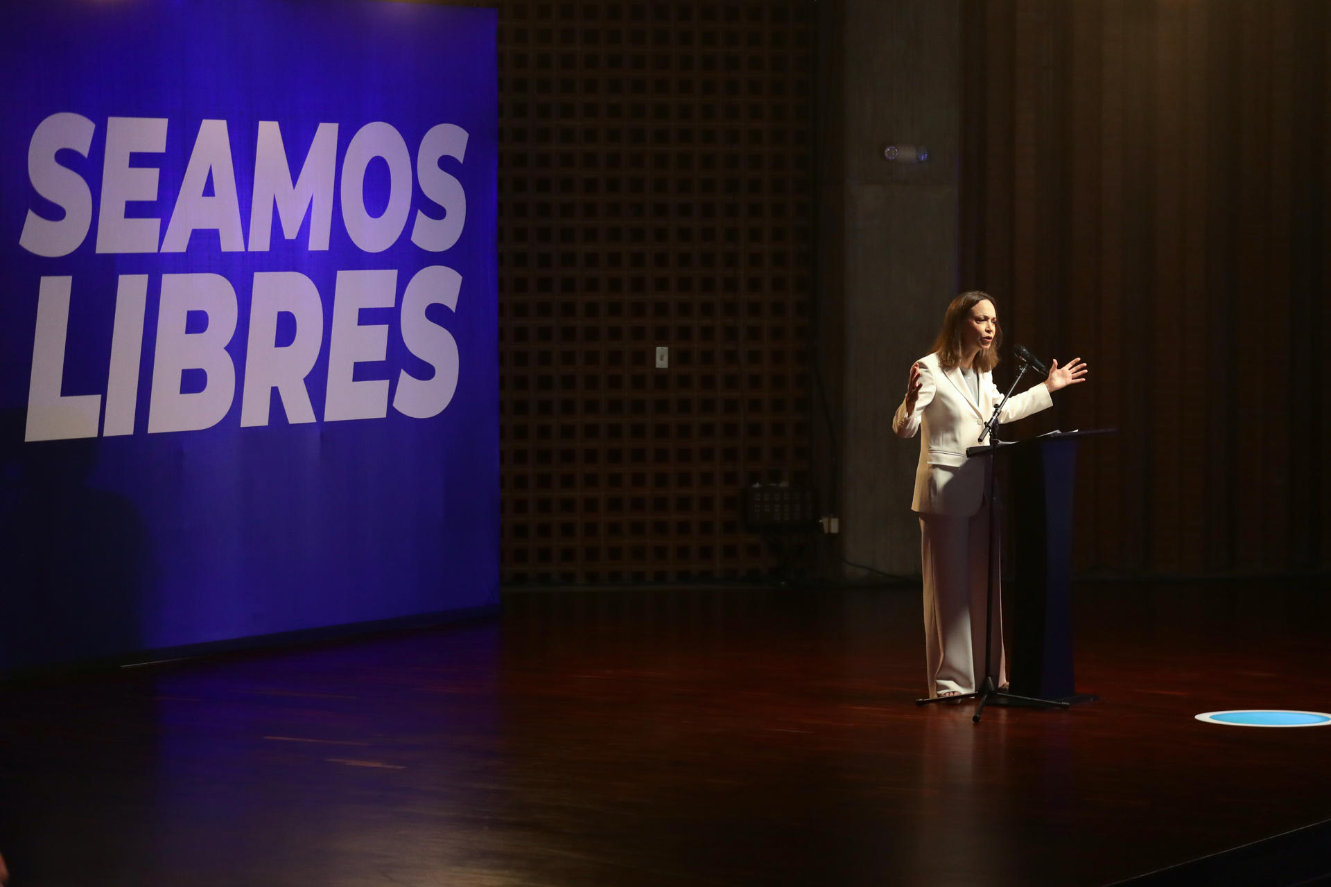 Machado ve una transición "irreversible" en Venezuela y apuesta por el éxito del diálogo — AME1176. CARACAS (VENEZUELA), 29/10/2026.- La líder opositora y premio nobel de la paz María Corina Machado, habla en una rueda de prensa en la Universidad Católica Andrés Bello este jueves, en Caracas (Venezuela). Machado afirmó que la transición política en Venezuela «es irreversible», al tiempo que sostuvo que estos tres días transcurridos desde su regreso al país el pasado domingo evidencian que el plan de tres fases propuesto por EE.UU. tras la captura de Nicolás Maduro en enero continúa avanzando. EFE/ Miguel Gutiérrez