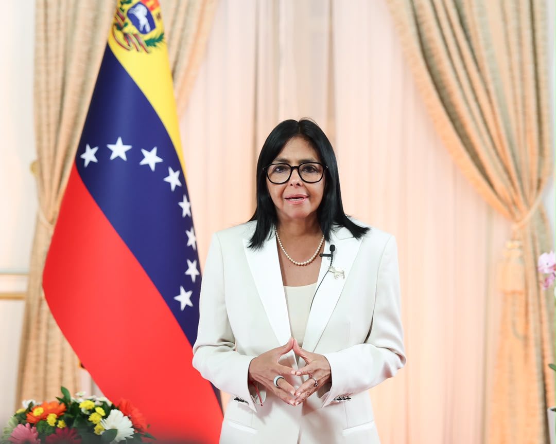 Delcy Rodríguez se erige como garante de un cambio democrático en Venezuela y promete elecciones con una autoridad “renovada”