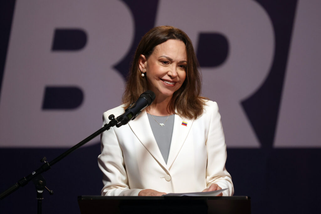 Machado, en sus primeras declaraciones desde su regreso a Venezuela: “La transición democrática es irreversible” — AME1177. CARACAS (VENEZUELA), 29/10/2026.- La líder opositora y premio nobel de la paz María Corina Machado, habla en una rueda de prensa en la Universidad Católica Andrés Bello este jueves, en Caracas (Venezuela). Machado afirmó que la transición política en Venezuela «es irreversible», al tiempo que sostuvo que estos tres días transcurridos desde su regreso al país el pasado domingo evidencian que el plan de tres fases propuesto por EE.UU. tras la captura de Nicolás Maduro en enero continúa avanzando. EFE/ Miguel Gutiérrez