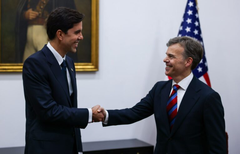 Barrett felicita a Oliver Blanco tras asumir la Cancillería: «Trabajamos juntos para avanzar en el plan de tres fases»