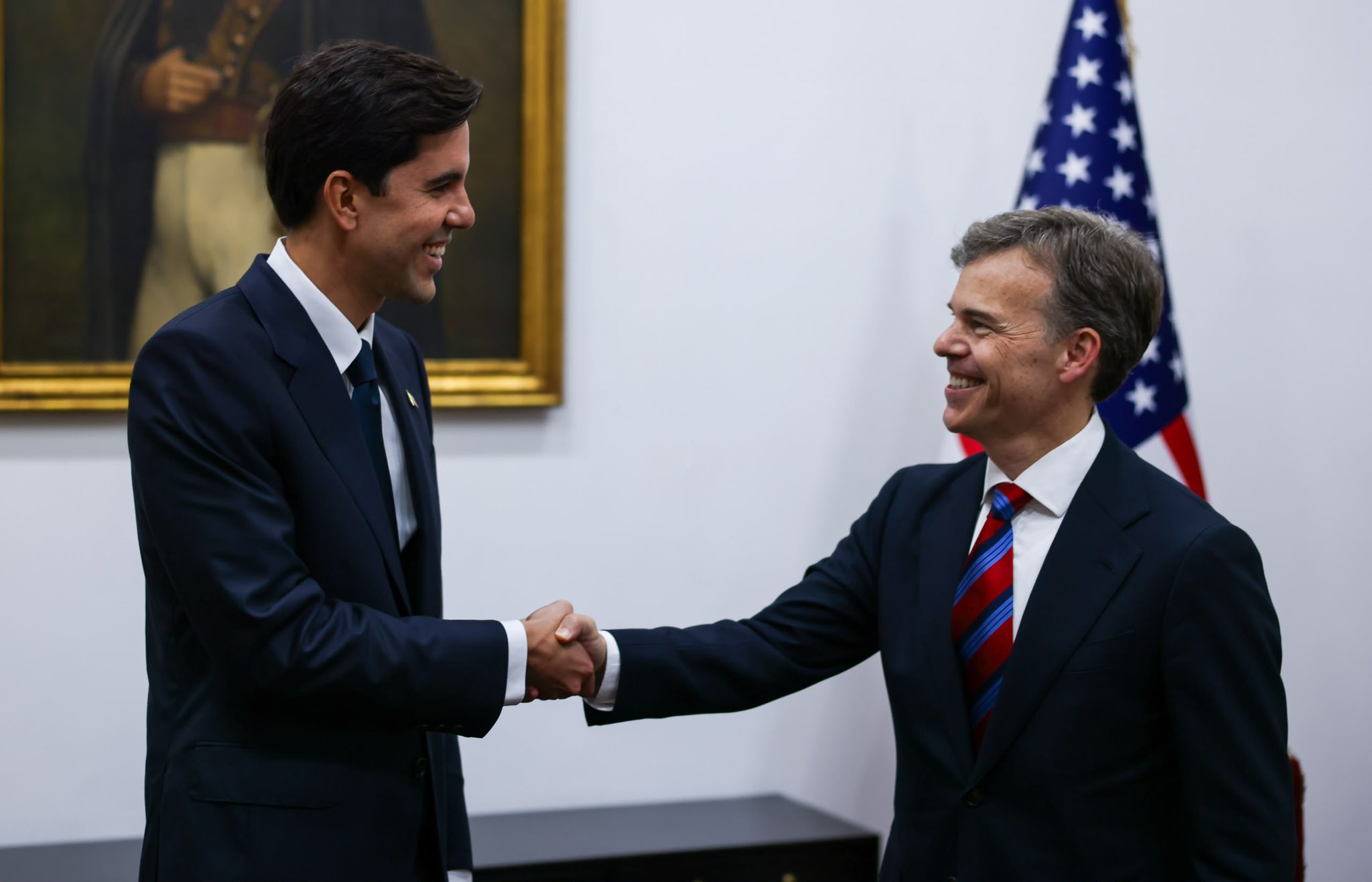 Barrett felicita a Oliver Blanco tras asumir la Cancillería: «Trabajamos juntos para avanzar en el plan de tres fases»