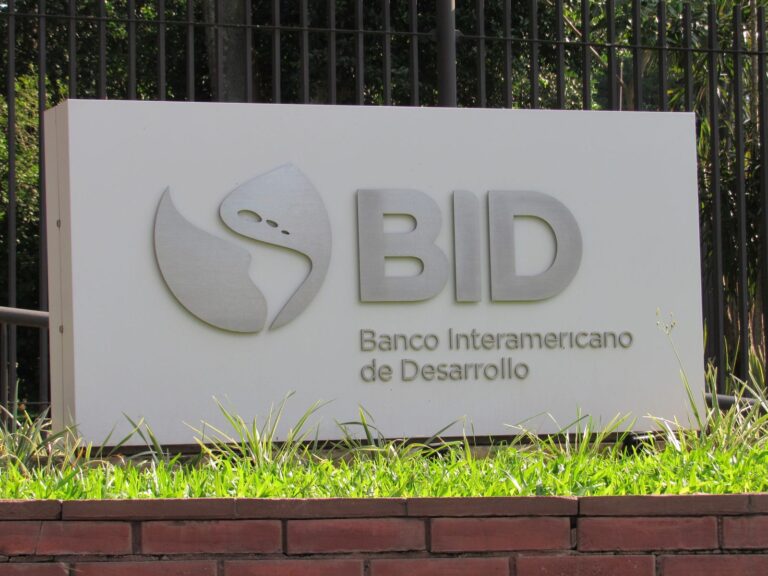 BID prevé primer desembolso de $2.000 millones a Venezuela destinados a bonificaciones, salud y educación