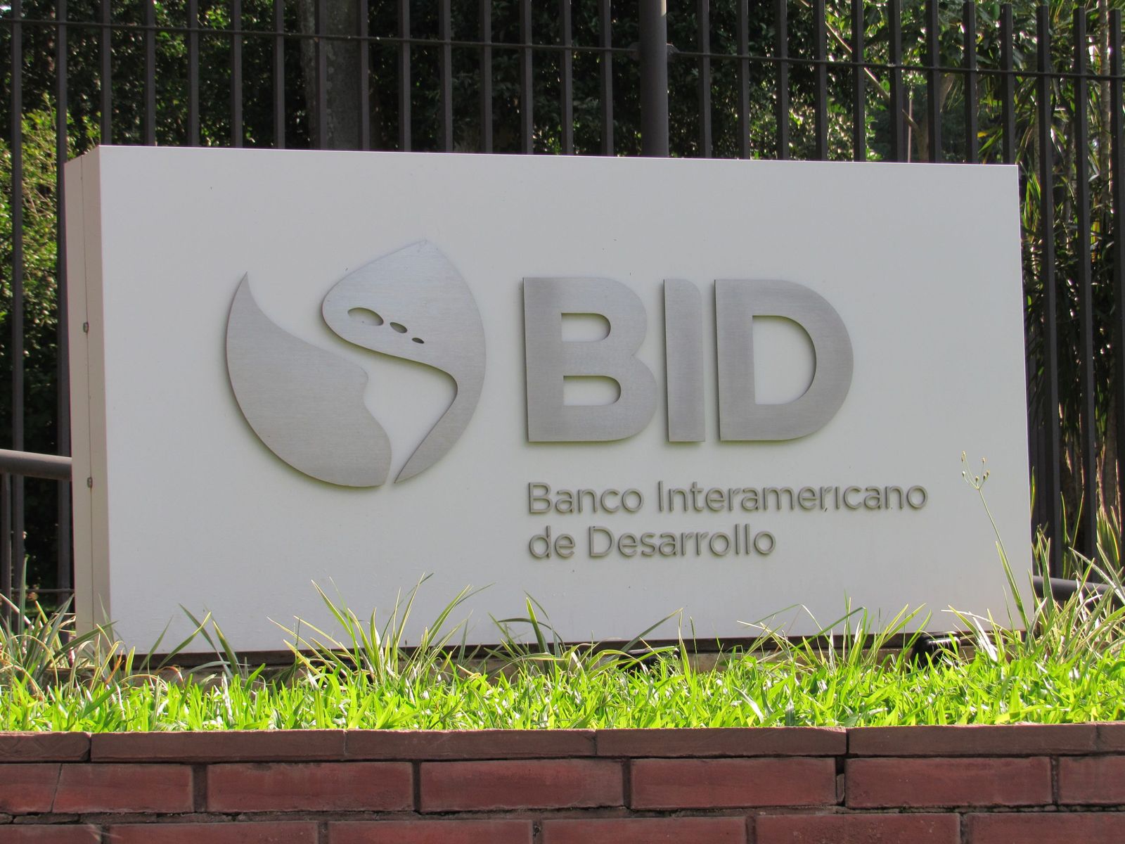 BID prevé primer desembolso de $2.000 millones a Venezuela destinados a bonificaciones, salud y educación