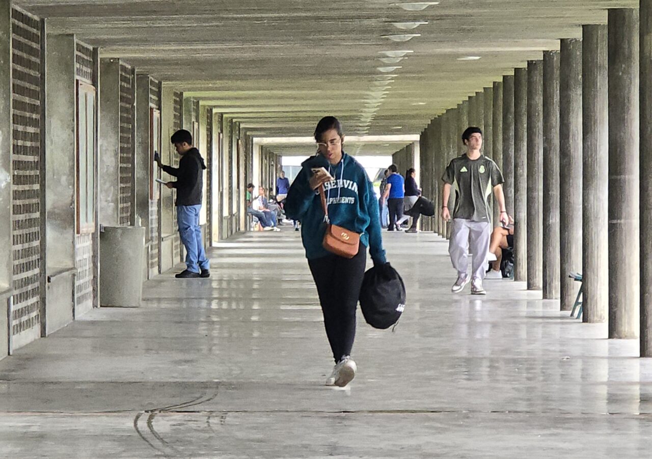 Gobierno ajustó monto de becas universitarias: estudiantes recibirán 40 dólares y preparadores 60 dólares