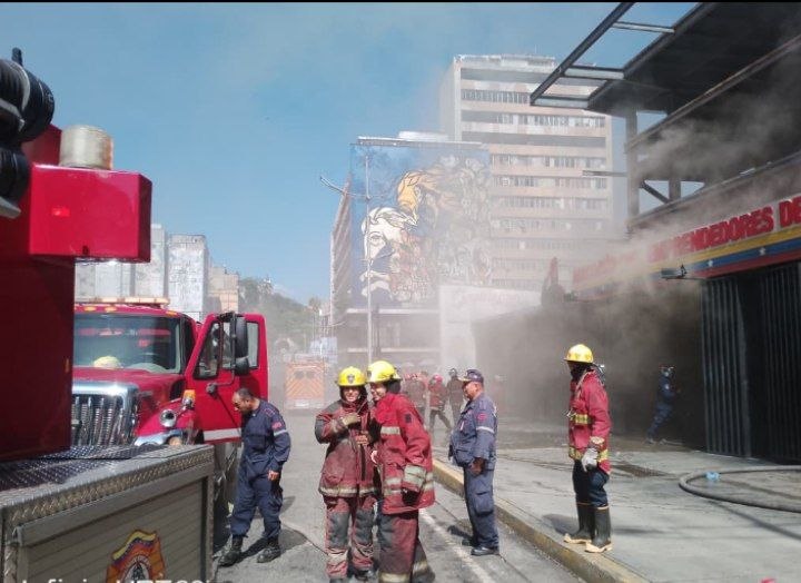 Bomberos de Caracas controlan incendio en el Mercado de Emprendedores de la Avenida Baralt