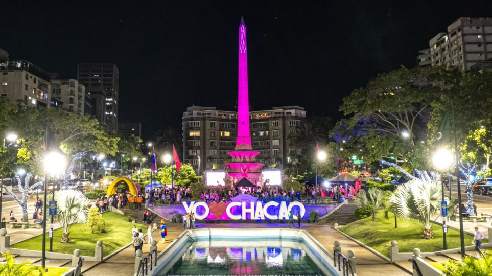El Obelisco de la Plaza Altamira se viste de rosado por el Día mundial contra el cáncer de mama