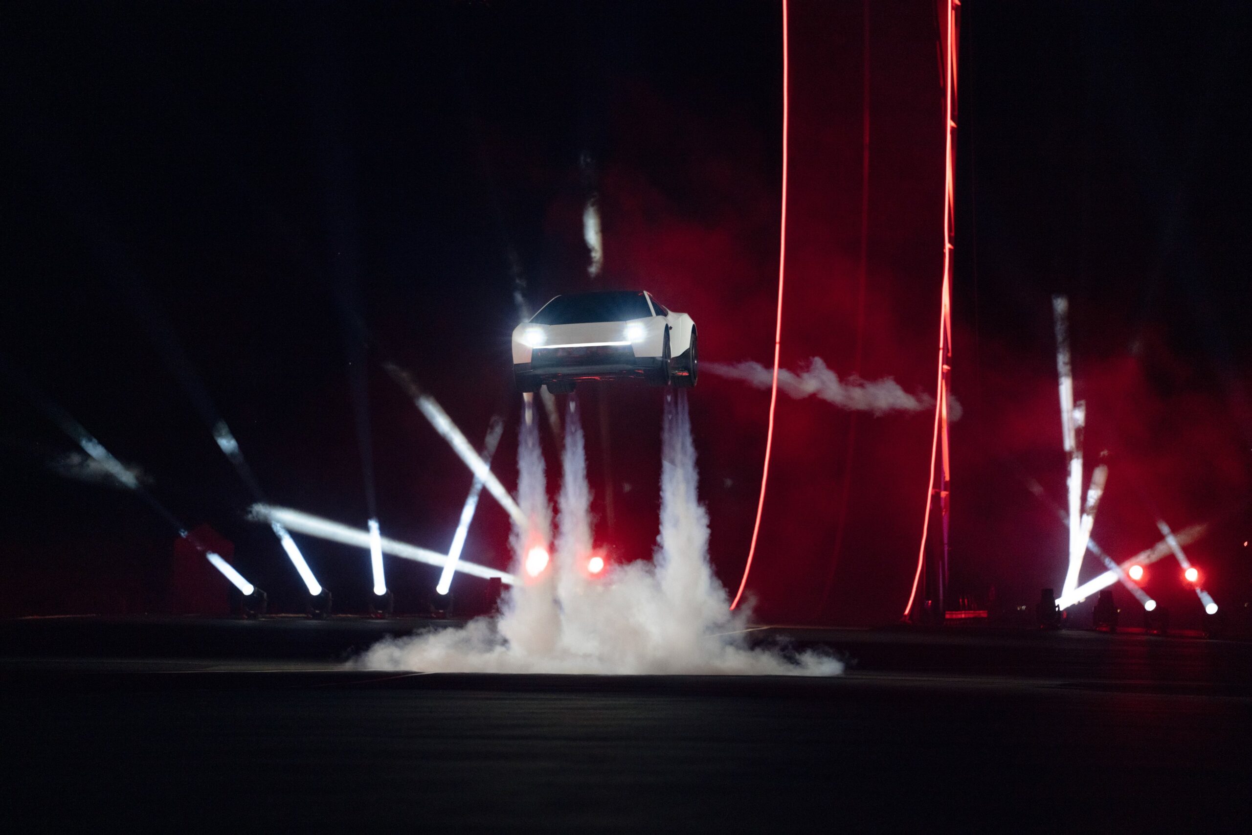 Tesla presentó un Roadster capaz de volar y acelerar de 0 a 100 en menos de un segundo
